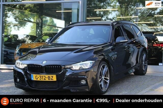 Zwart Gebruikt 2019 BMW 318 M Sport Stationwagen | € 19.995 (Eerlijke prijs) - Afbeelding 1/4