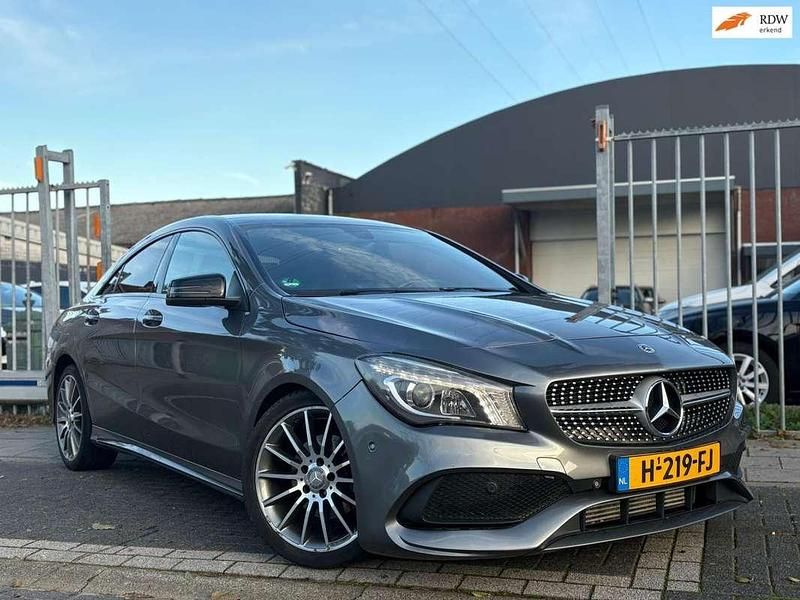 Grijs (metallic) Gebruikt 2015 Mercedes CLA200 AMG Sedan | € 11.950 - Afbeelding 1/4