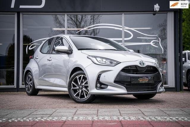 Grijs Gebruikt 2022 Toyota Yaris Hatchback | € 20.950 (Goede deal) - Afbeelding 1/4