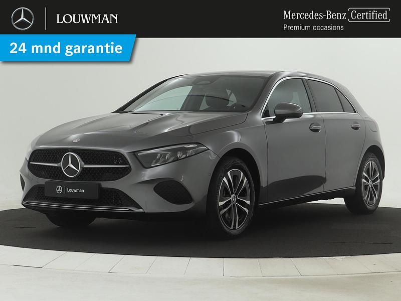 Grijs Gebruikt 2024 Mercedes A250 Business Hatchback | € 34.945 (Eerlijke prijs) - Afbeelding 1/4