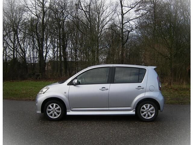 Occasion Daihatsu Sirion 103 PK (75 kW) 2010 Grijs Hatchback