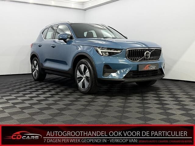 Blauw (metallic) Gebruikt 2022 Volvo XC40 Plus SUV | € 32.950 (Goede deal) - Afbeelding 1/4