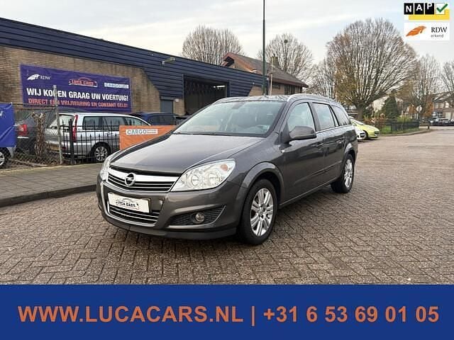 Grijs Gebruikt 2010 Opel Astra Cosmo Stationwagen | € 1.895 (Eerlijke prijs) - Afbeelding 1/4