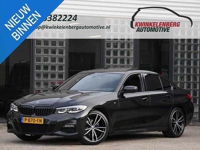 Zwart Gebruikt 2022 BMW 318 Shadowline Sedan | € 33.333 (Eerlijke prijs) - Afbeelding 1/4