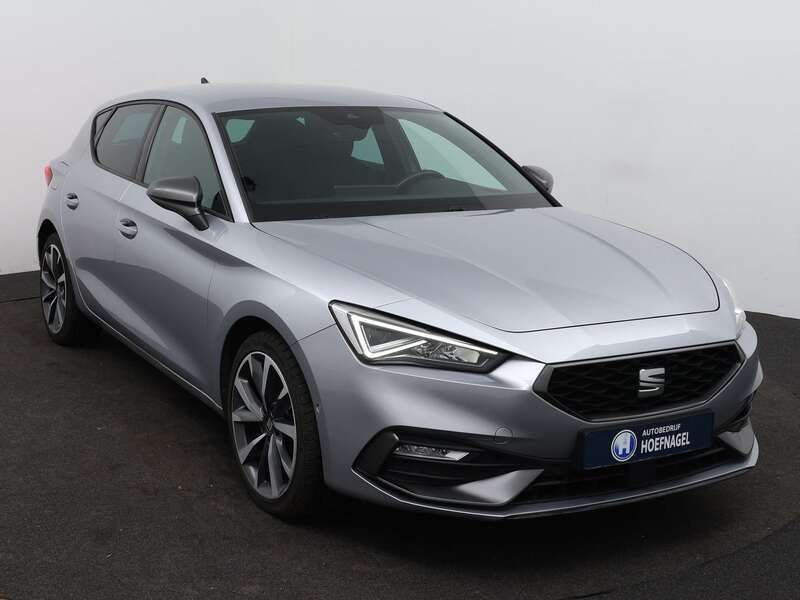 Grijs Gebruikt 2021 Seat Leon Hatchback | € 24.250 (Eerlijke prijs) - Afbeelding 1/4