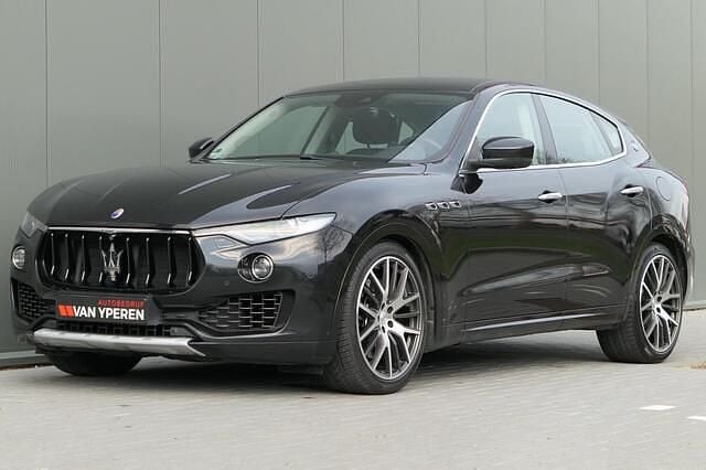 Zwart (metallic) Occasion 2016 Maserati Levante SUV | € 38.940 (Iets duurder) - Afbeelding 1/4