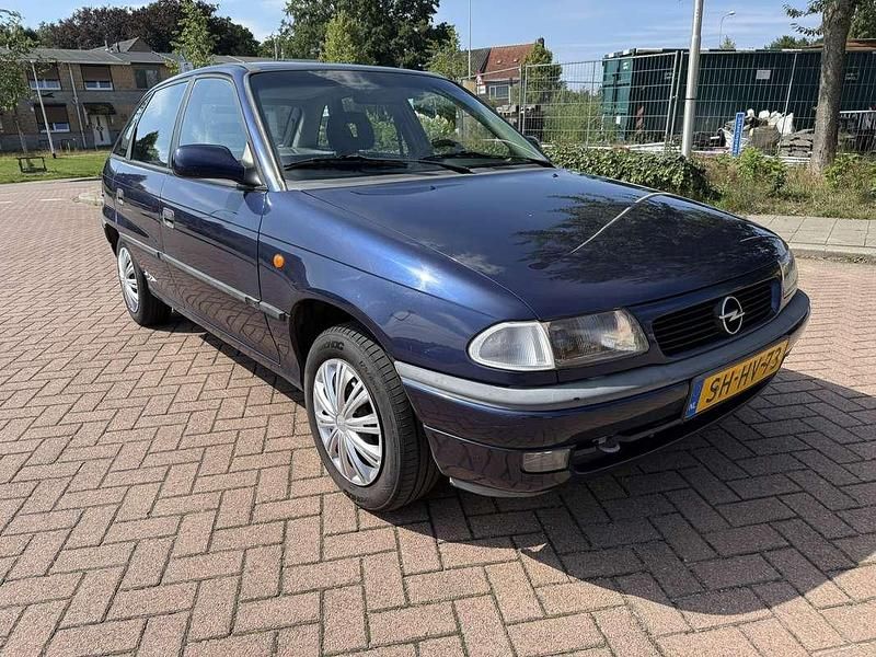Blauw Gebruikt 1997 Opel Astra Edition Hatchback | € 1.950 - Afbeelding 1/4