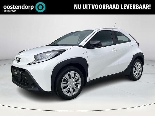 Wit Gebruikt 2024 Toyota Aygo X Play SUV | € 20.750 - Afbeelding 1/4