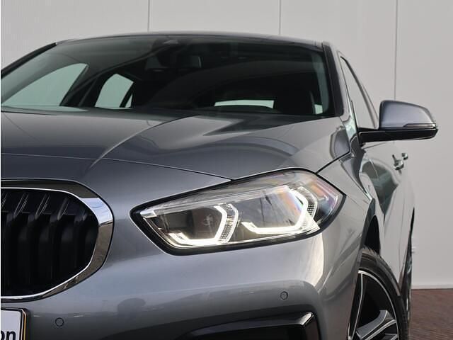 Grijs Gebruikt 2023 BMW 118 Comfort Edition Hatchback | € 24.900 (Goede deal) - Afbeelding 1/3