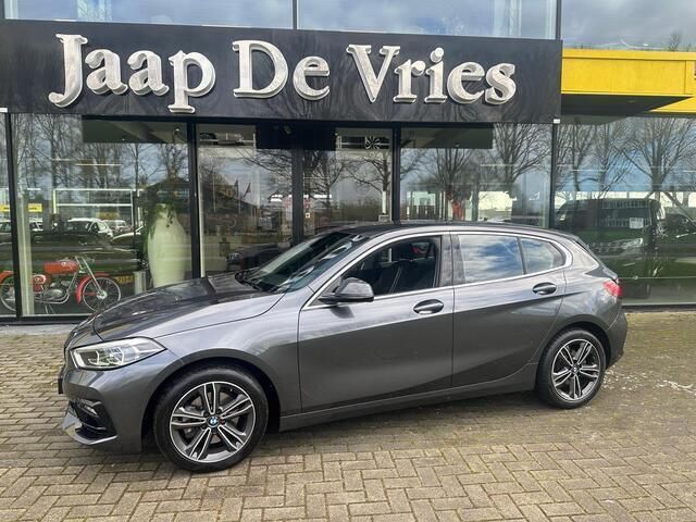 Occasion BMW 118 Executive 140 PK (102 kW) 2020 Grijs, metallic lak Hatchback