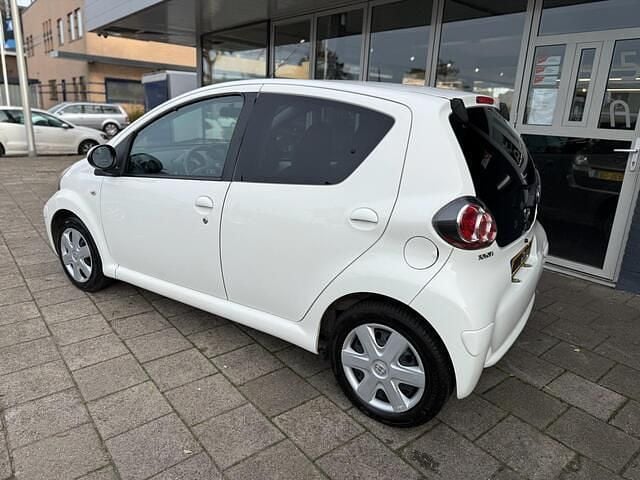 Wit Gebruikt 2011 Toyota Aygo Cool Hatchback | € 3.550 (Eerlijke prijs) - Afbeelding 1/4