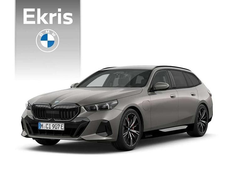 Grijs Nieuw 2025 BMW 530e M Sport Stationwagen | € 94.315 (Iets duurder) - Afbeelding 1/4