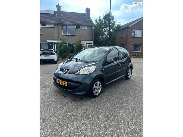 Grijs Gebruikt 2007 Peugeot 107 Urban Move Hatchback | € 1.650 (Eerlijke prijs) - Afbeelding 1/4