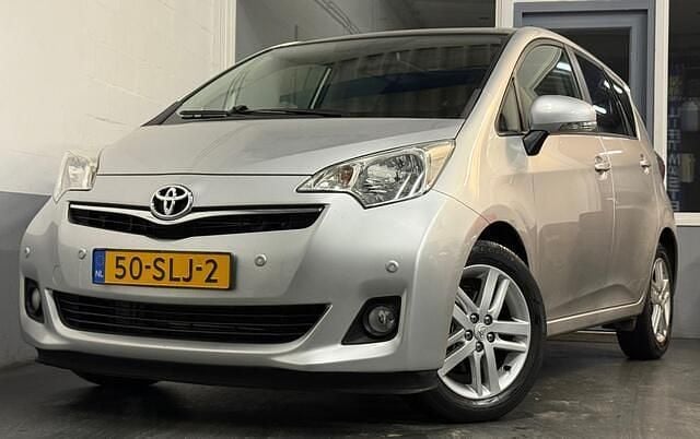 Grijs Gebruikt 2011 Toyota Verso-S MPV | € 9.995 (Super prijs) - Afbeelding 1/4