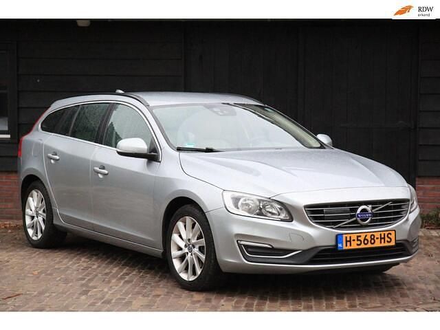 Grijs (metallic) Occasion 2015 Volvo V60 Momentum Stationwagen | € 7.250 (Goede deal) - Afbeelding 1/4