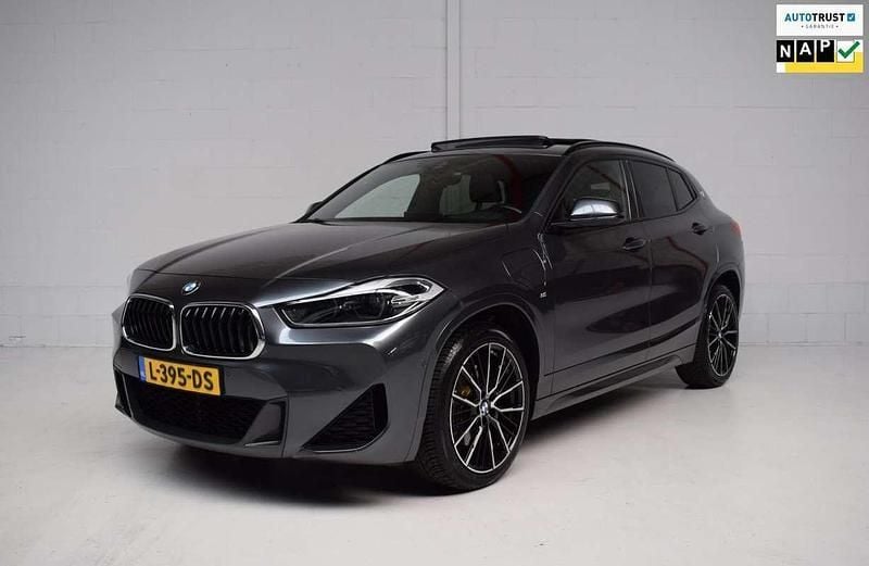 Grijs, metallic lak Gebruikt 2021 BMW X2 M Sport SUV | € 28.945 (Eerlijke prijs) - Afbeelding 1/4