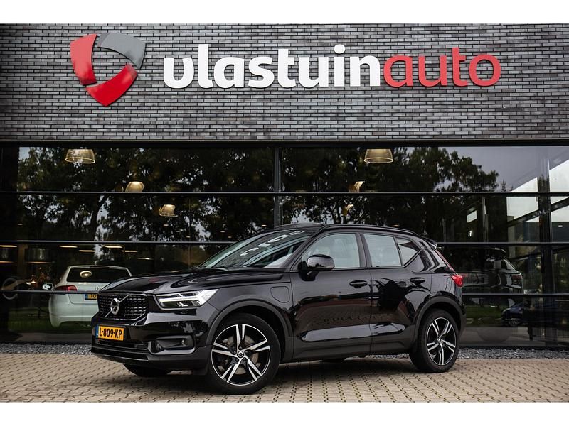 Zwart Gebruikt 2021 Volvo XC40 R-Design SUV | € 24.950 (Eerlijke prijs) - Afbeelding 1/4