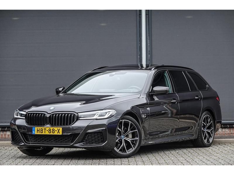 Grijs Gebruikt 2024 BMW 530 Stationwagen | € 49.950 (Eerlijke prijs) - Afbeelding 1/4