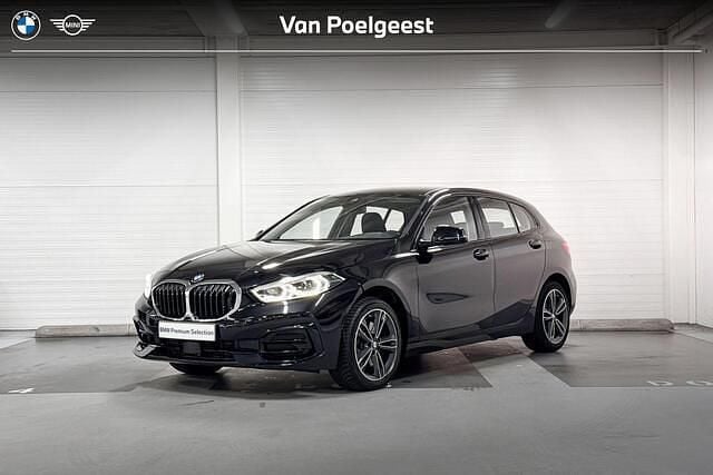 Zwart (metallic) Gebruikt 2023 BMW 118 Shadowline Hatchback | € 28.900 (Eerlijke prijs) - Afbeelding 1/4