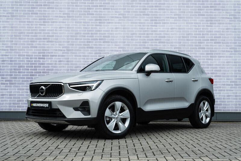 Grijs Gebruikt 2023 Volvo XC40 SUV | € 41.399 (Eerlijke prijs) - Afbeelding 1/4