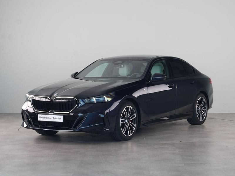 Zwart, metallic lak Gebruikt 2024 BMW 520 M Sport Sedan | € 56.950 (Super prijs) - Afbeelding 1/4