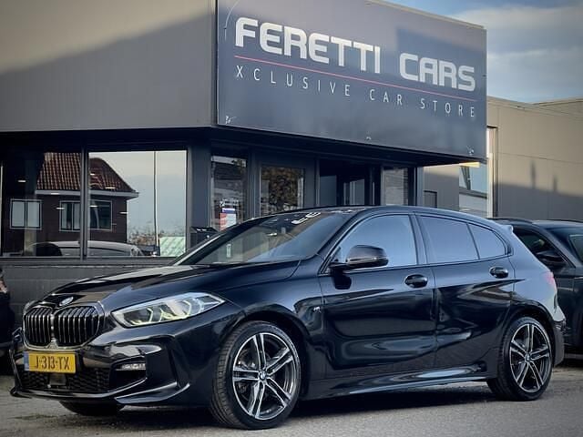 Zwart Gebruikt 2020 BMW 118 Executive Hatchback | € 22.900 (Iets duurder) - Afbeelding 1/4