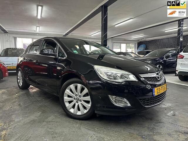 Zwart Gebruikt 2011 Opel Astra Cosmo Hatchback | € 6.150 (Eerlijke prijs) - Afbeelding 1/4