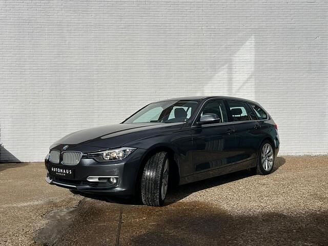 Grijs Occasion 2013 BMW 320 Executive Stationwagen | € 13.950 (Eerlijke prijs) - Afbeelding 1/4
