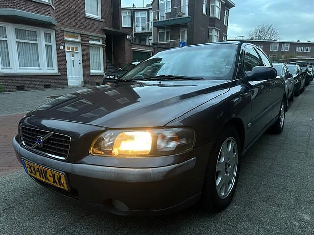 Grijs Gebruikt 2001 Volvo S60 Sedan | € 2.450 (Eerlijke prijs) - Afbeelding 1/4
