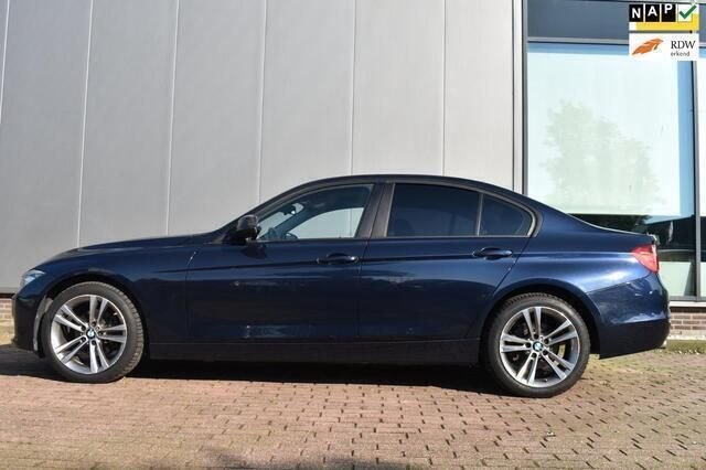 Blauw Gebruikt 2012 BMW 320 Executive Sedan | € 12.750 (Iets duurder) - Afbeelding 1/4