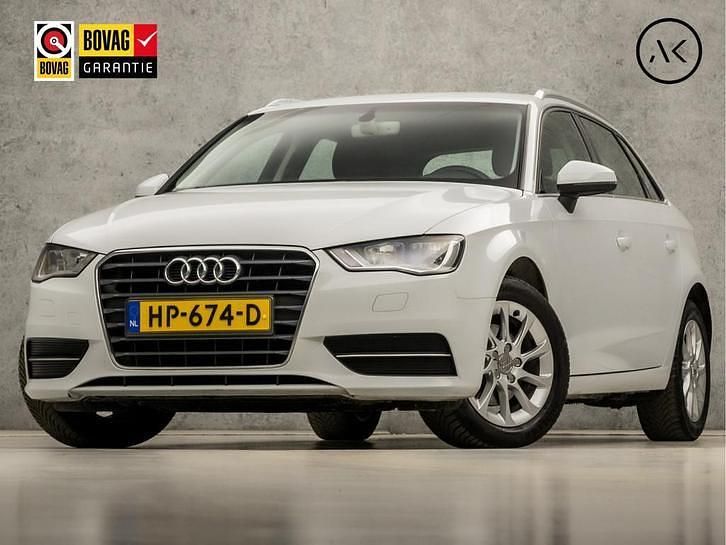 Wit Occasion 2015 Audi A3 Attraction Hatchback | € 10.945 (Goede deal) - Afbeelding 1/4
