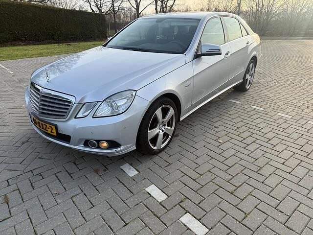 Grijs Occasion 2010 Mercedes E200 Business Sedan | € 4.900 (Eerlijke prijs) - Afbeelding 1/4