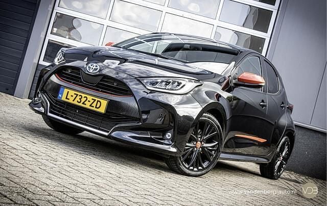 Zwart Gebruikt 2021 Toyota Yaris Executive Hatchback | € 21.940 (Goede deal) - Afbeelding 1/4