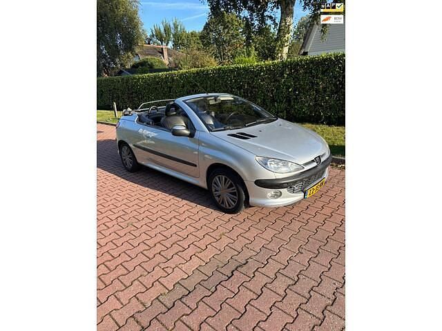 Grijs Gebruikt 2002 Peugeot 206 CC Cabriolet | € 2.500 (Eerlijke prijs) - Afbeelding 1/4