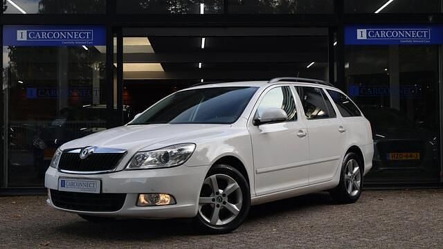 Wit Gebruikt 2012 Skoda Octavia Elegance Stationwagen | € 7.990 (Eerlijke prijs) - Afbeelding 1/4
