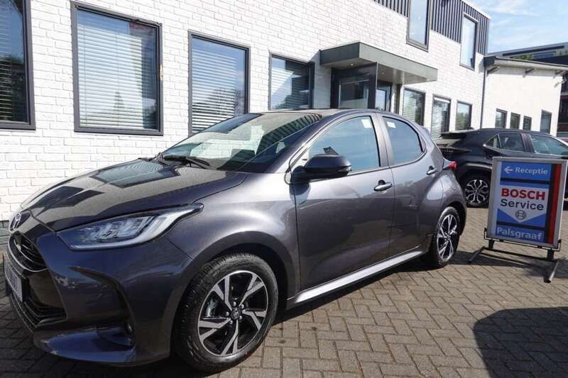 Grijs, metallic lak Nieuw 2025 Toyota Yaris Hybrid Comfort Hatchback | € 28.950 (Goede deal) - Afbeelding 1/4