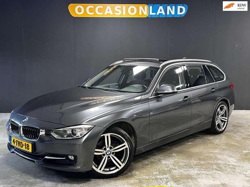 Grijs, metallic lak Gebruikt 2014 BMW 320 Executive Stationwagen | € 11.950 (Eerlijke prijs) - Afbeelding 1/4