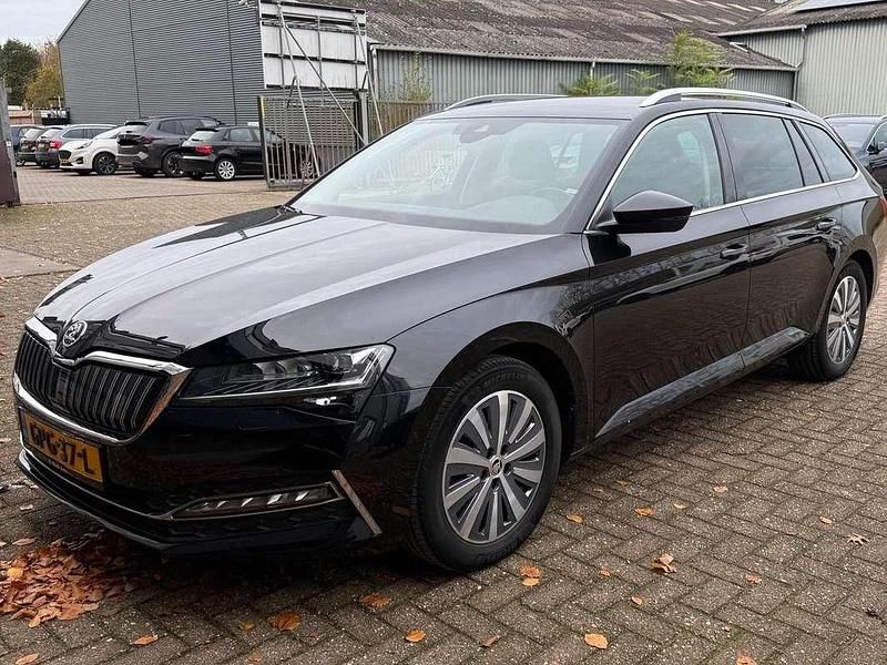 Zwart Gebruikt 2021 Skoda Superb Stationwagen | € 22.750 (Super prijs) - Afbeelding 1/4