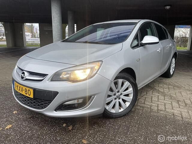 Grijs (metallic) Gebruikt 2013 Opel Astra Design Edition Hatchback | € 2.799 (Super prijs) - Afbeelding 1/4