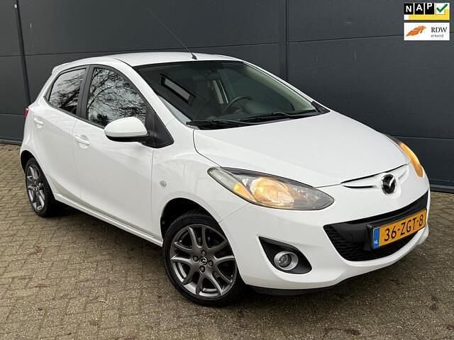 Wit Occasion 2012 Mazda 2 Hatchback | € 5.445 (Eerlijke prijs) - Afbeelding 1/4