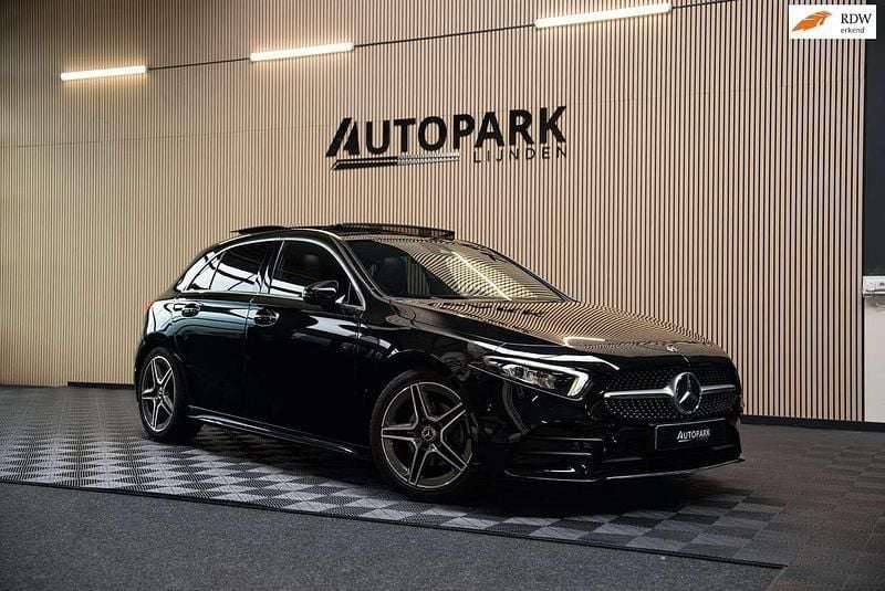 Zwart, metallic lak Gebruikt 2020 Mercedes A200 Premium Plus Hatchback | € 27.950 (Eerlijke prijs) - Afbeelding 1/4
