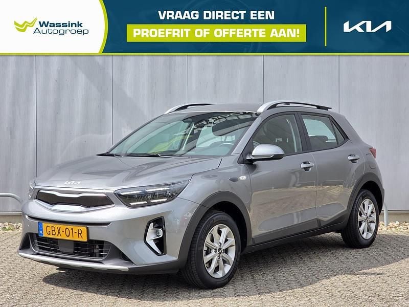Grijs Gebruikt 2024 Kia Stonic SUV | € 23.675 (Eerlijke prijs) - Afbeelding 1/4