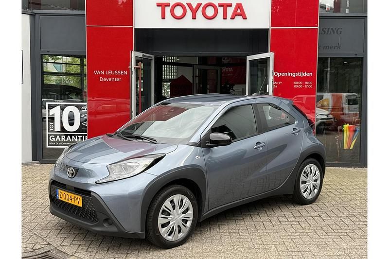 Grijs Gebruikt 2024 Toyota Aygo X X-play SUV | € 17.489 - Afbeelding 1/1