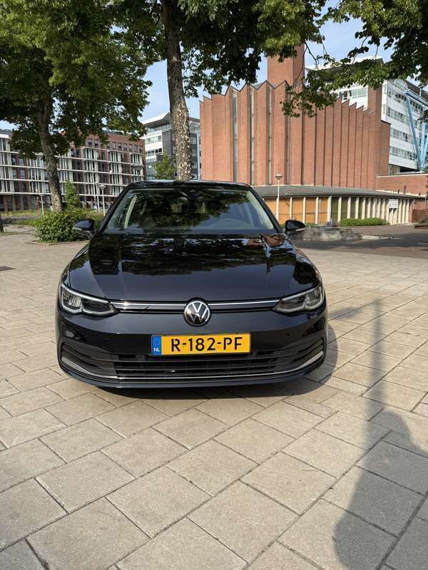 Zwart Gebruikt 2021 VW Golf VIII Life Stationwagen | € 21.000 (Iets duurder) - Afbeelding 1/4