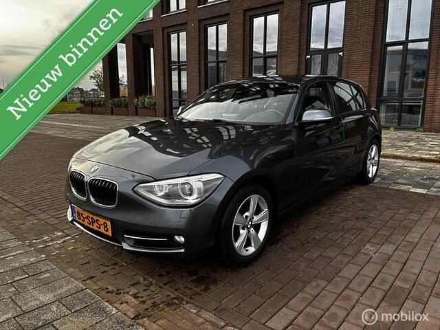 Grijs Occasion 2011 BMW 120 Sport Line Hatchback | € 6.950 (Eerlijke prijs) - Afbeelding 1/4
