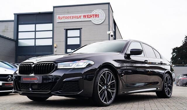 Zwart Gebruikt 2023 BMW 545e Comfort Edition Sedan | € 59.995 (Duur) - Afbeelding 1/4