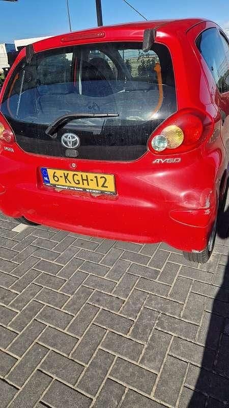 Rood Gebruikt 2006 Toyota Aygo Hatchback | € 1.800 (Goede deal) - Afbeelding 1/4