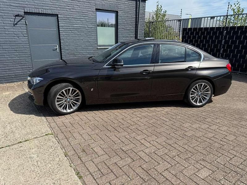 Bruin Gebruikt 2016 BMW 330e Sedan | € 16.750 (Eerlijke prijs) - Afbeelding 1/4