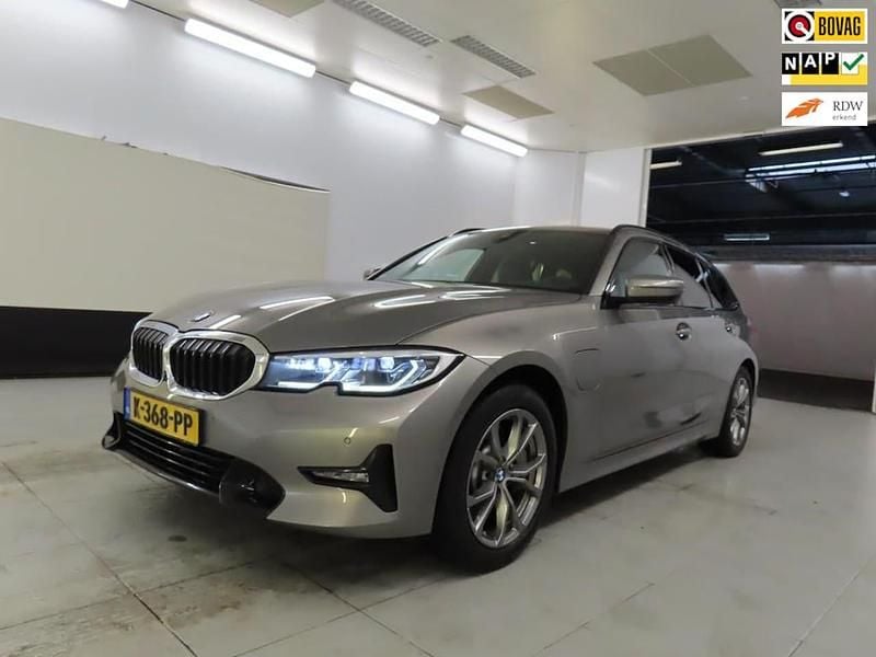 Grijs (metallic) Gebruikt 2021 BMW 330e Sport Line Stationwagen | € 22.699 (Super prijs) - Afbeelding 1/4