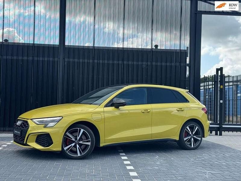 Geel, metallic lak Gebruikt 2021 Audi A3 Sportback e-tron Competition Sedan | € 31.990 (Eerlijke prijs) - Afbeelding 1/4